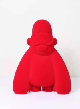 现代简创意红色植饰绒猩猩摆件树脂艺品SOV摆约件儿工童房可爱软