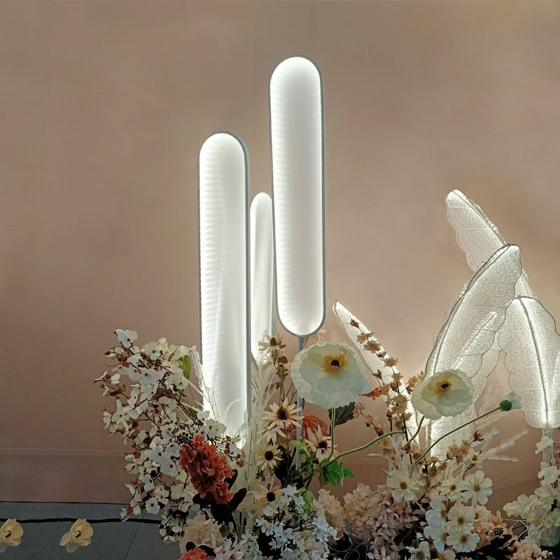 新款婚庆背景装饰道具羽毛灯发光芭蕉叶蝴蝶穿越路引婚礼橱窗舞台