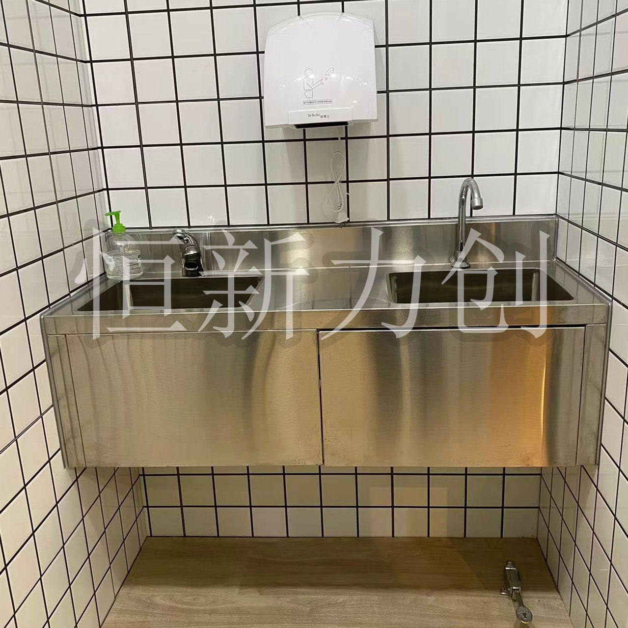 商用不锈钢挂墙式预进间洗手池