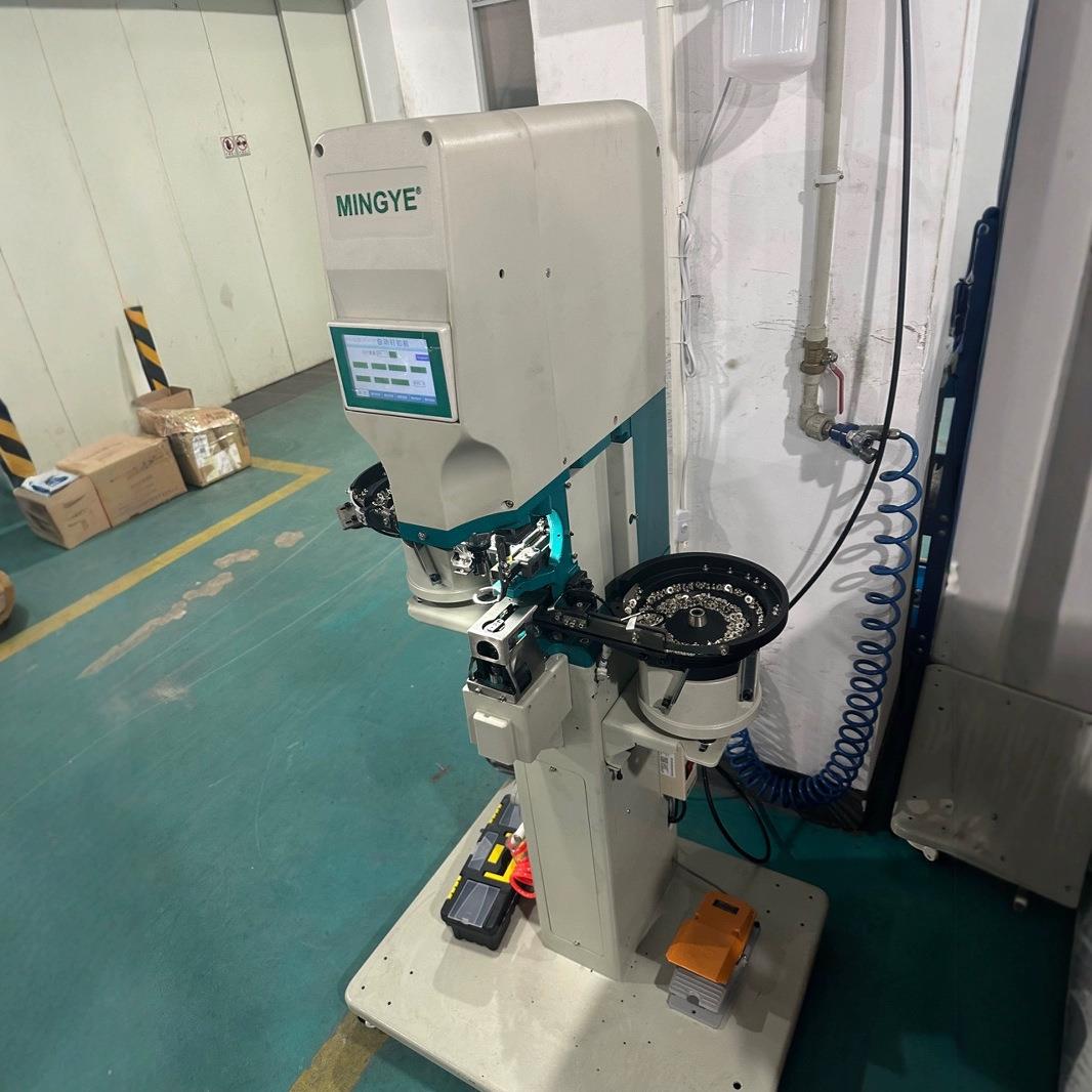 全自动四合扣打扣机自动送扣机电脑敲扣机冲孔打扣一体机气眼鸡眼