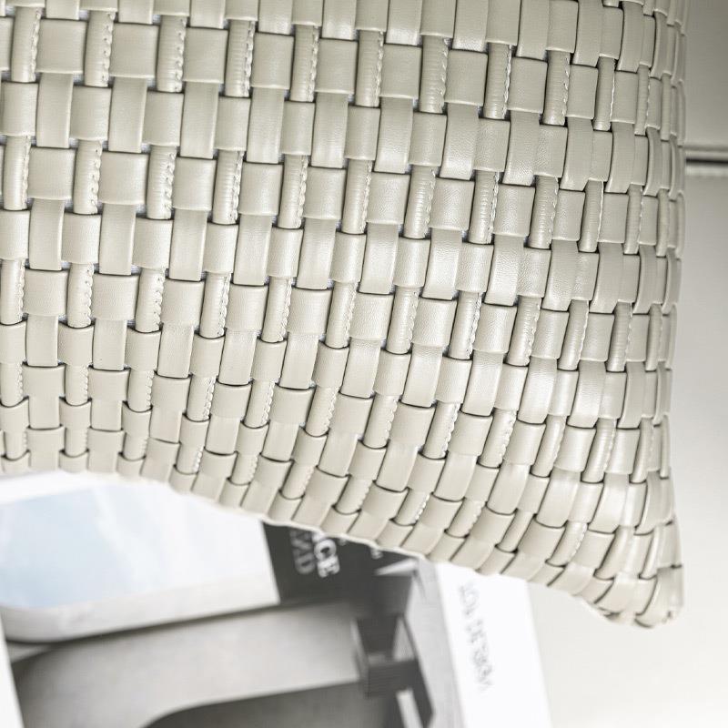 现手代简约沙发抱枕轻奢垫高档靠枕XSF灰白色皮样质工编织靠板间