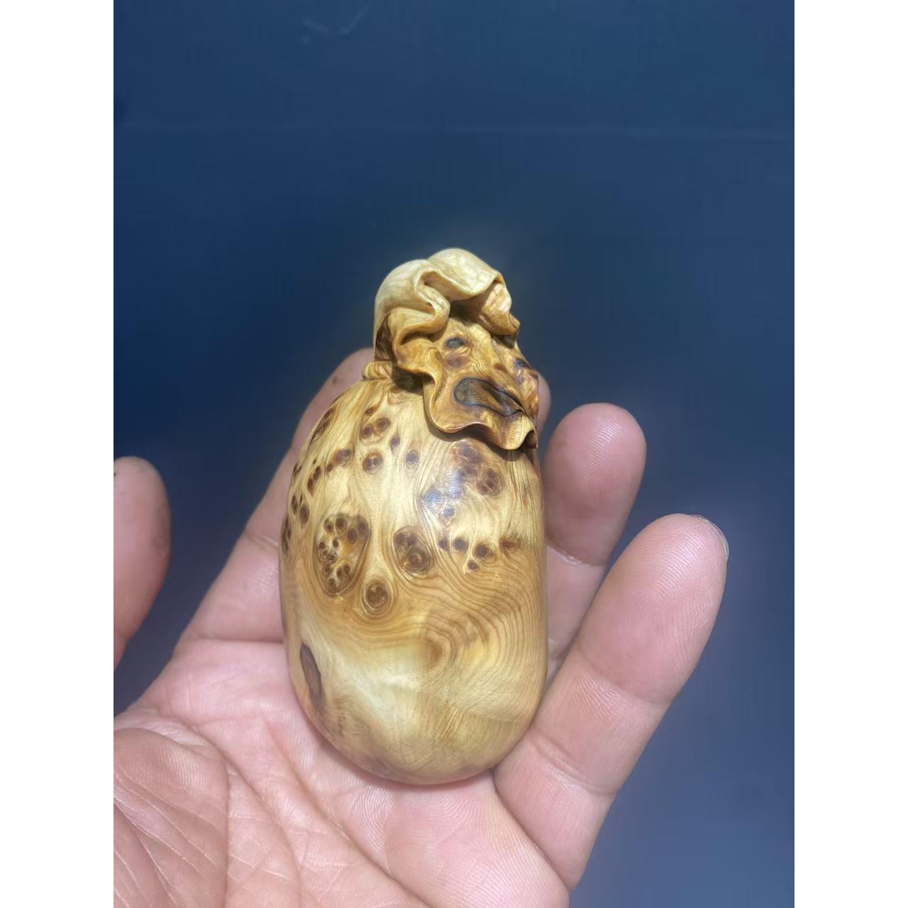 纯手工雕刻龙胆纹崖柏榴花手把件
