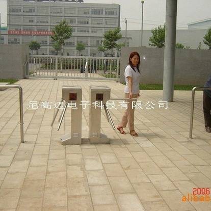 NGM电控立式三滚闸 公园门禁通道三棍闸 半自动三辊闸安装效果图