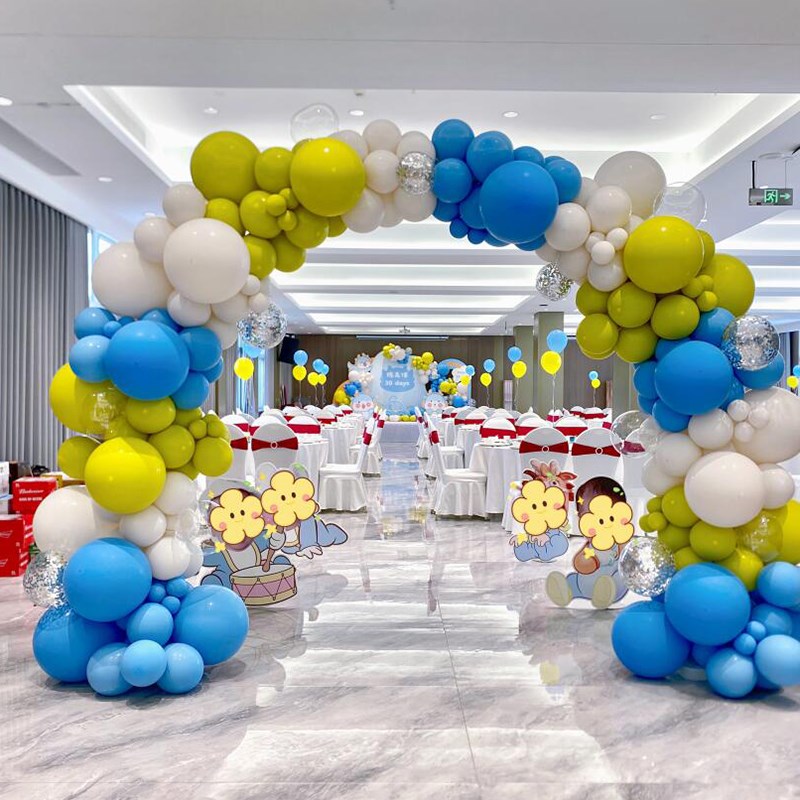 卡通龙宝宝30满月啦酒店餐厅现场气球氛围装扮定制KT板背景拍照墙