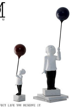 简约现代酒店别墅红色气球男孩人物摆件样板房端景台雕塑软装摆设