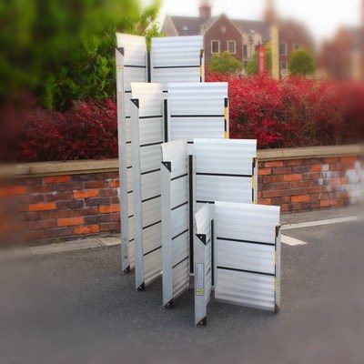 左右折叠无障碍坡道板铝合金移动轮椅坡道上楼梯台阶斜坡辅助通道