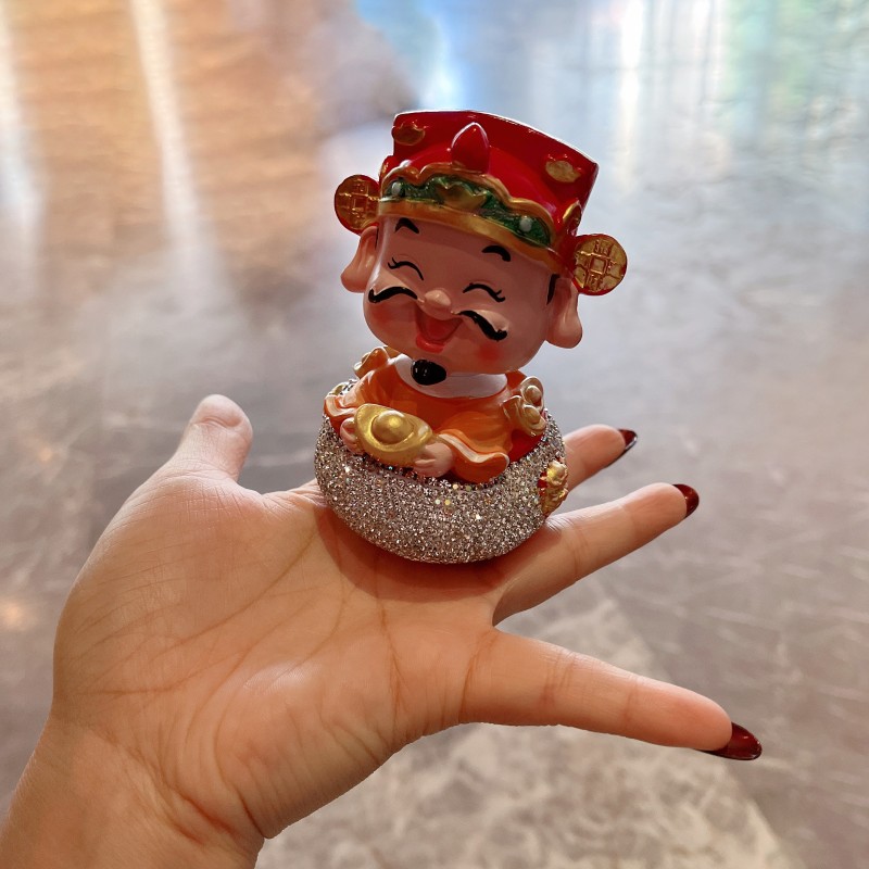汽车轻奢摆件创意镶钻摇头小财神爷公仔高颜值车载中控台装饰品潮