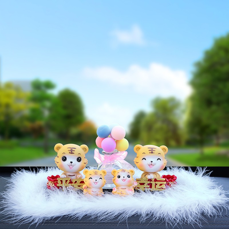 小老虎摇头汽车摆件2021年新款可爱车内吉祥物车载装饰用品大全女