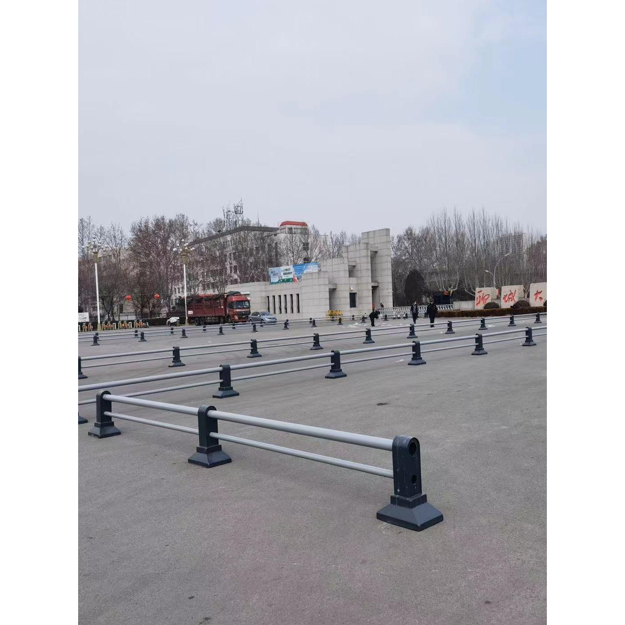 道路护栏机非隔离护栏市政公路护栏隔离栏人行道隔离墩防撞围栏杆图片