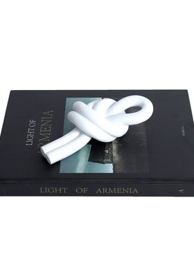 现代样板房售楼部抽象白色绳结摆件抽象几何扭曲打结玄关装饰