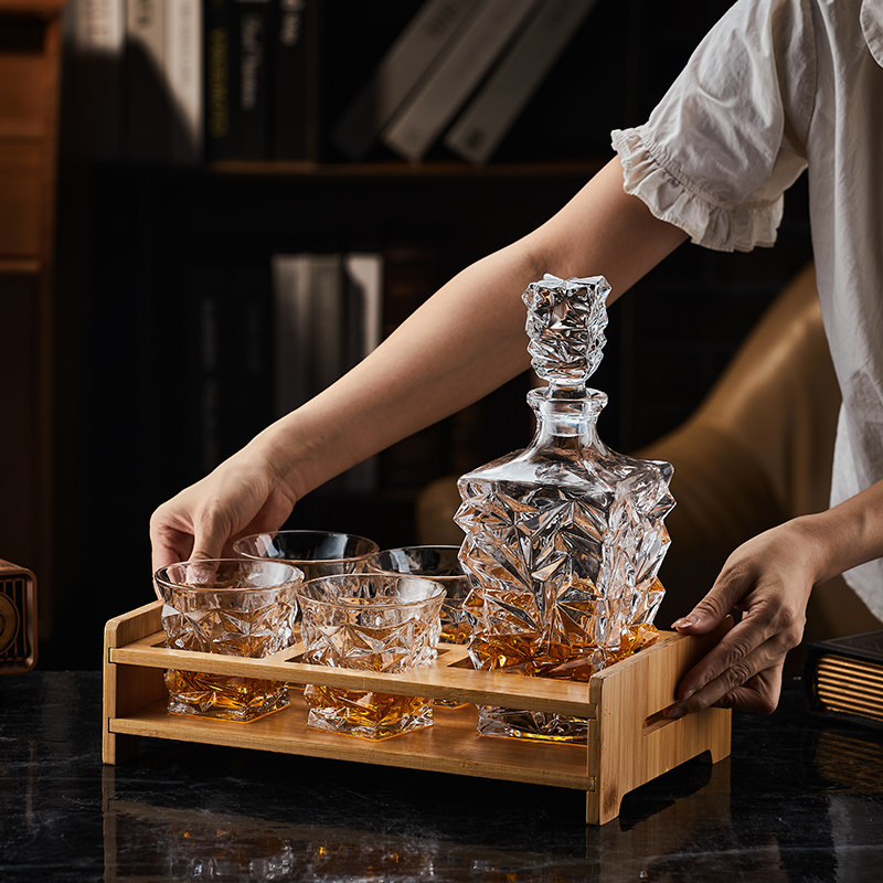 高级感威士忌酒杯酒瓶家用玻璃啤酒杯洋酒杯高档套装创意酒杯杯架