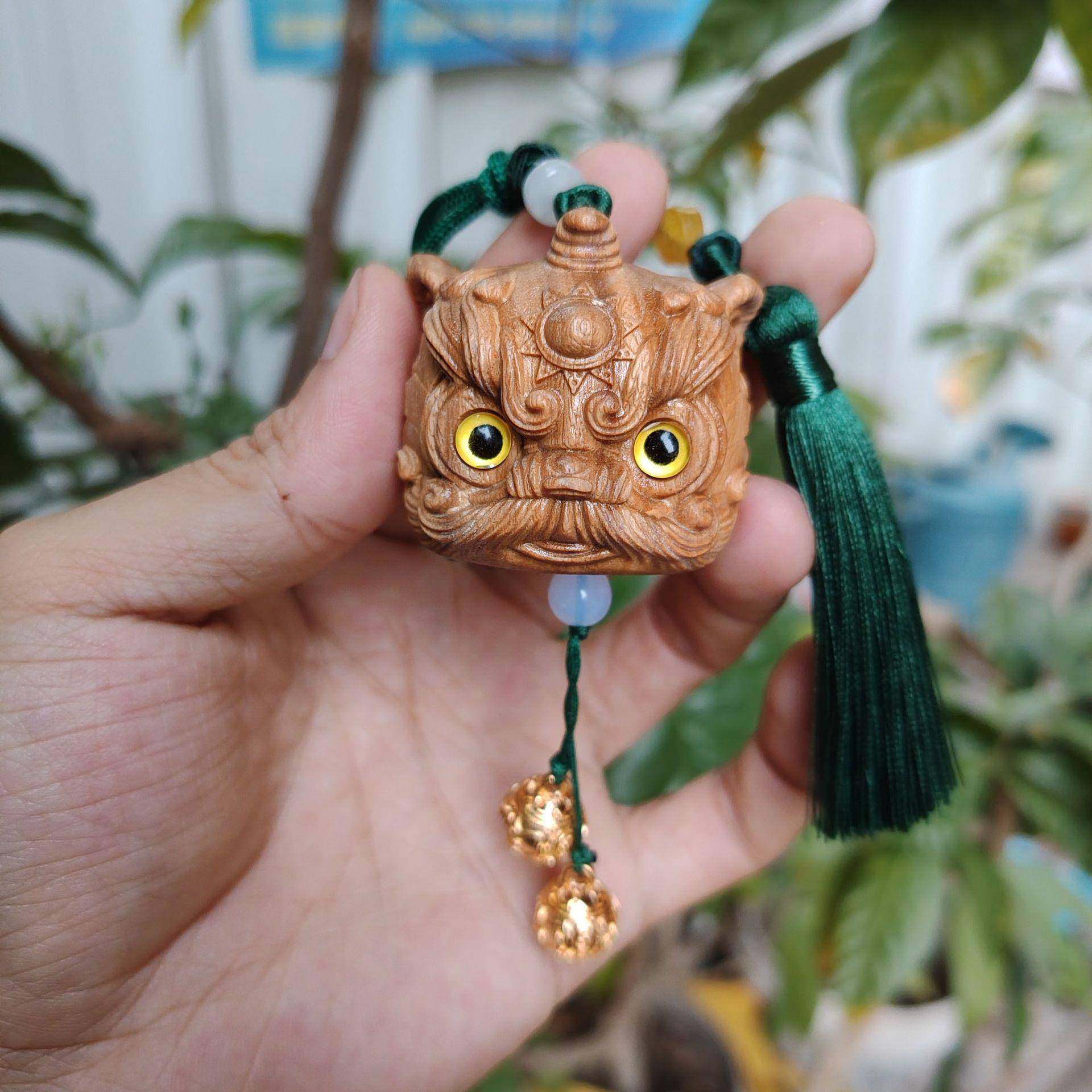 天然绿檀木雕醒狮挂件瑞兽手把件实木雕刻中式文玩工艺品汽车挂件