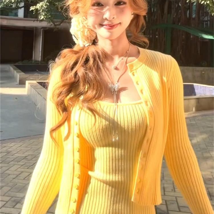 2025新款ootd穿搭一整套女早秋季黄色毛衣针织开衫吊带背心两件套