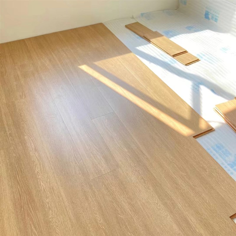 新三层实木地板家用实木复合地板耐磨环保多层原木奶油风