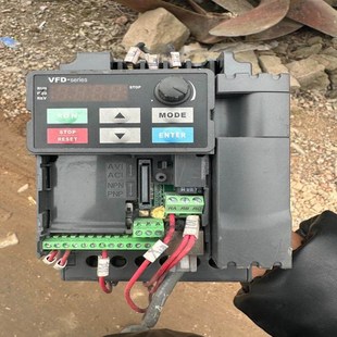 拆机如图 就面板有个 vfd037e43a 台达变频器