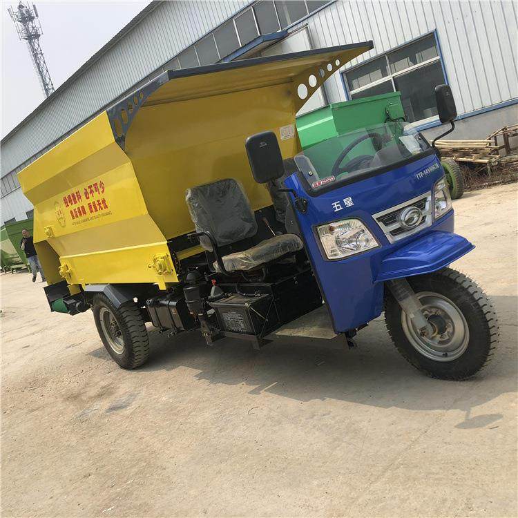 电动运草料喂牛车羊撒料喂立方料箱送草车养殖GIV场输螺旋出料料