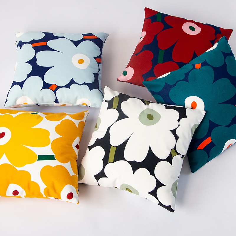 法兰绒抱枕毯车载两用办公室空调被折叠午睡毯子花朵清新珊瑚绒