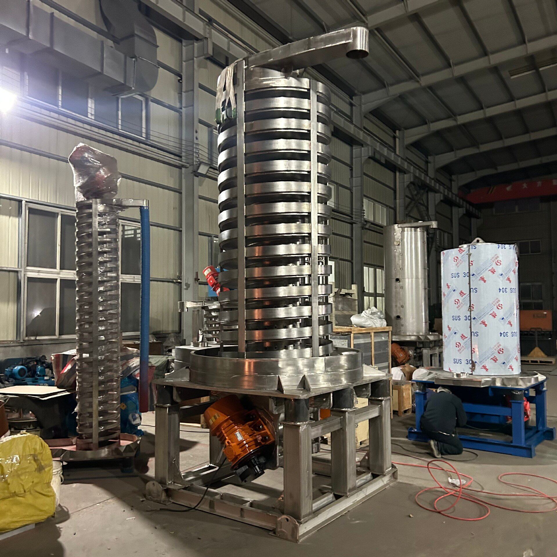 工业盐的降温垂直输送工艺晟图全封闭冷却振动提升机抗氯离子