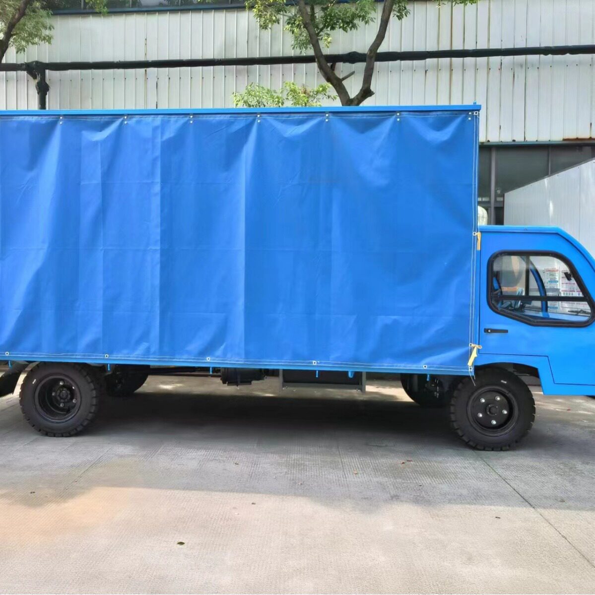 半封闭3吨电动平板货车拉托盘