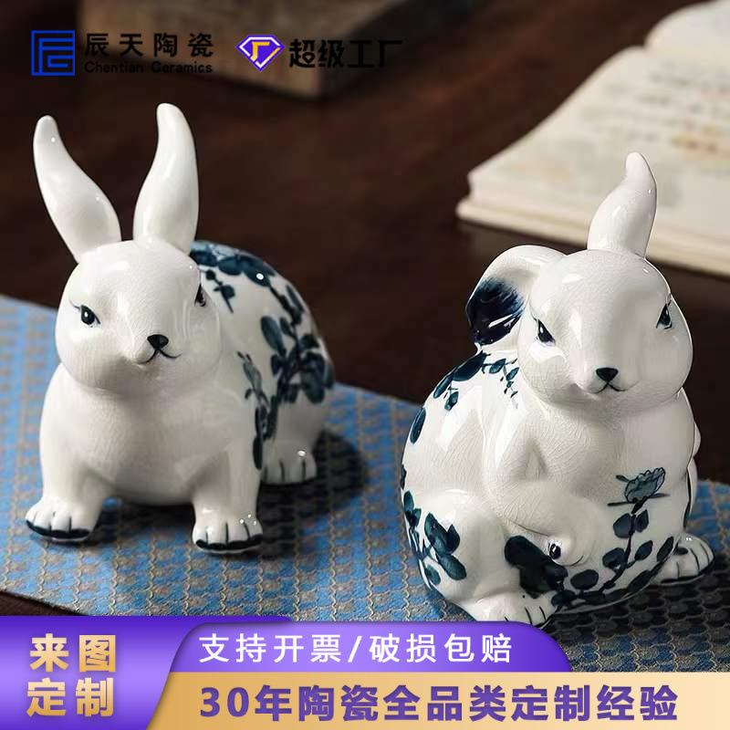 萌系手绘陶瓷中式青花大白兔摆件一对新婚情侣家居装饰文旅纪念品