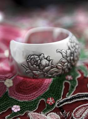 高档月手喜工纯银饰品原创设定制浮雕复古99计足纯银宽手镯牡女丹