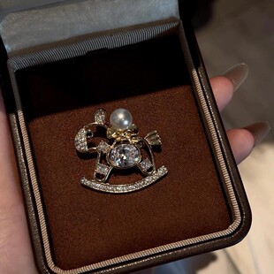 珍珠满钻摇摇木马胸针女氛围感毛衣胸花精致小众项链吊坠正圆施家