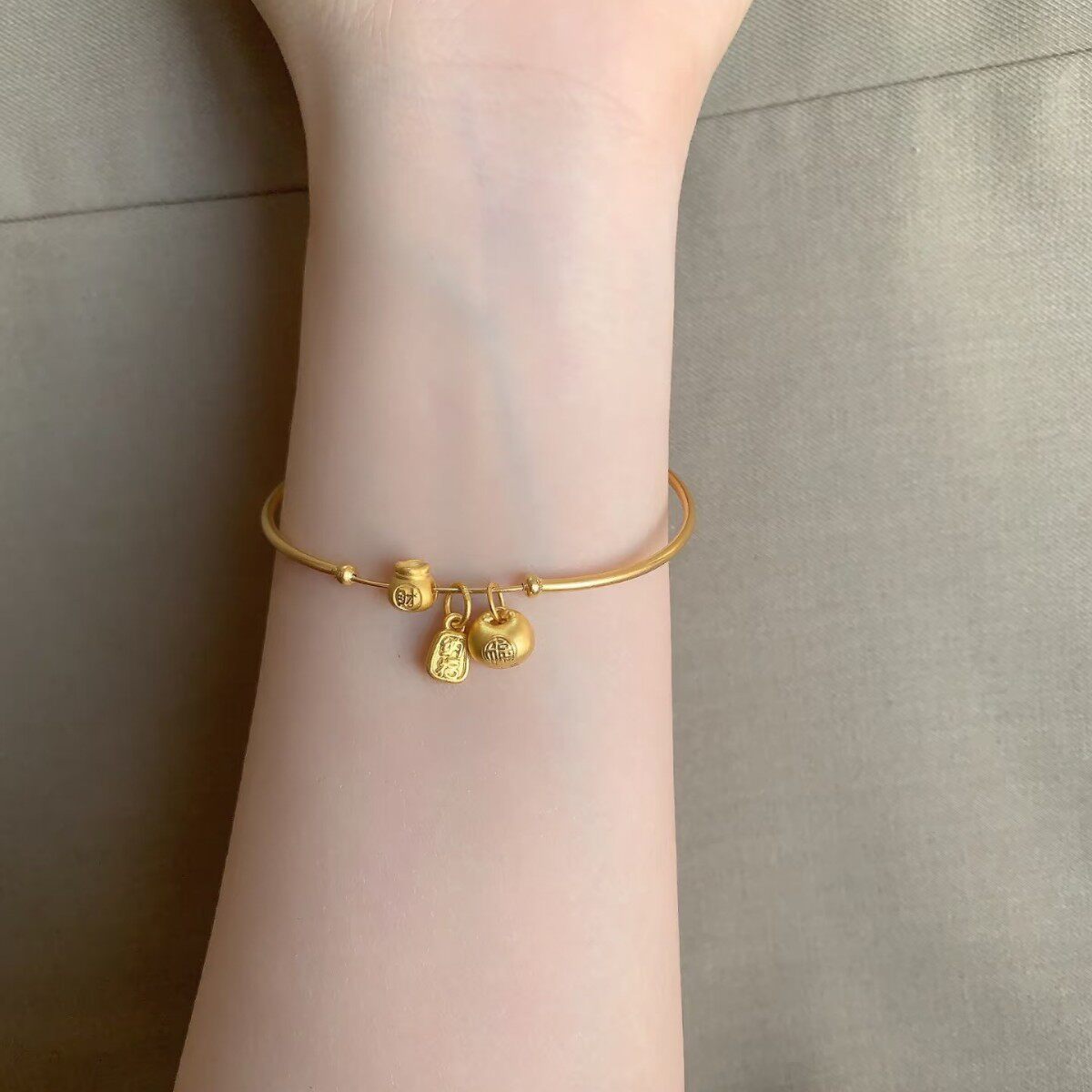 「财至福来」新中式小胖福手镯金色细圈复古元宝刻字吊牌新年手饰