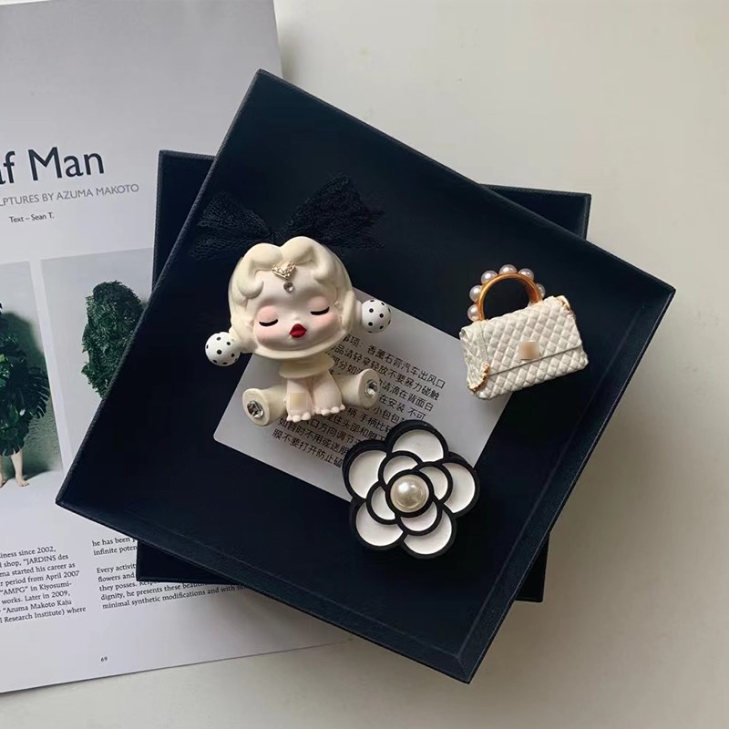 车载香薰高档女司机车饰汽车香水车内出风口可爱娃娃饰品扩香石女