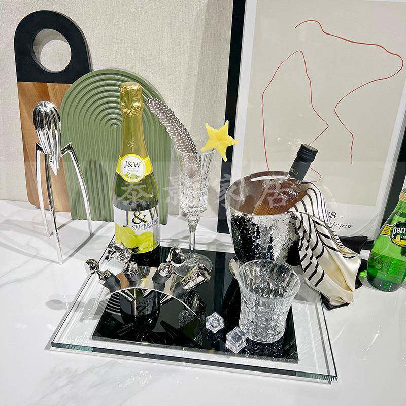 现代简忌约样板间售楼件处厨房酒具主题红酒威士冰酒摆软桶装配饰