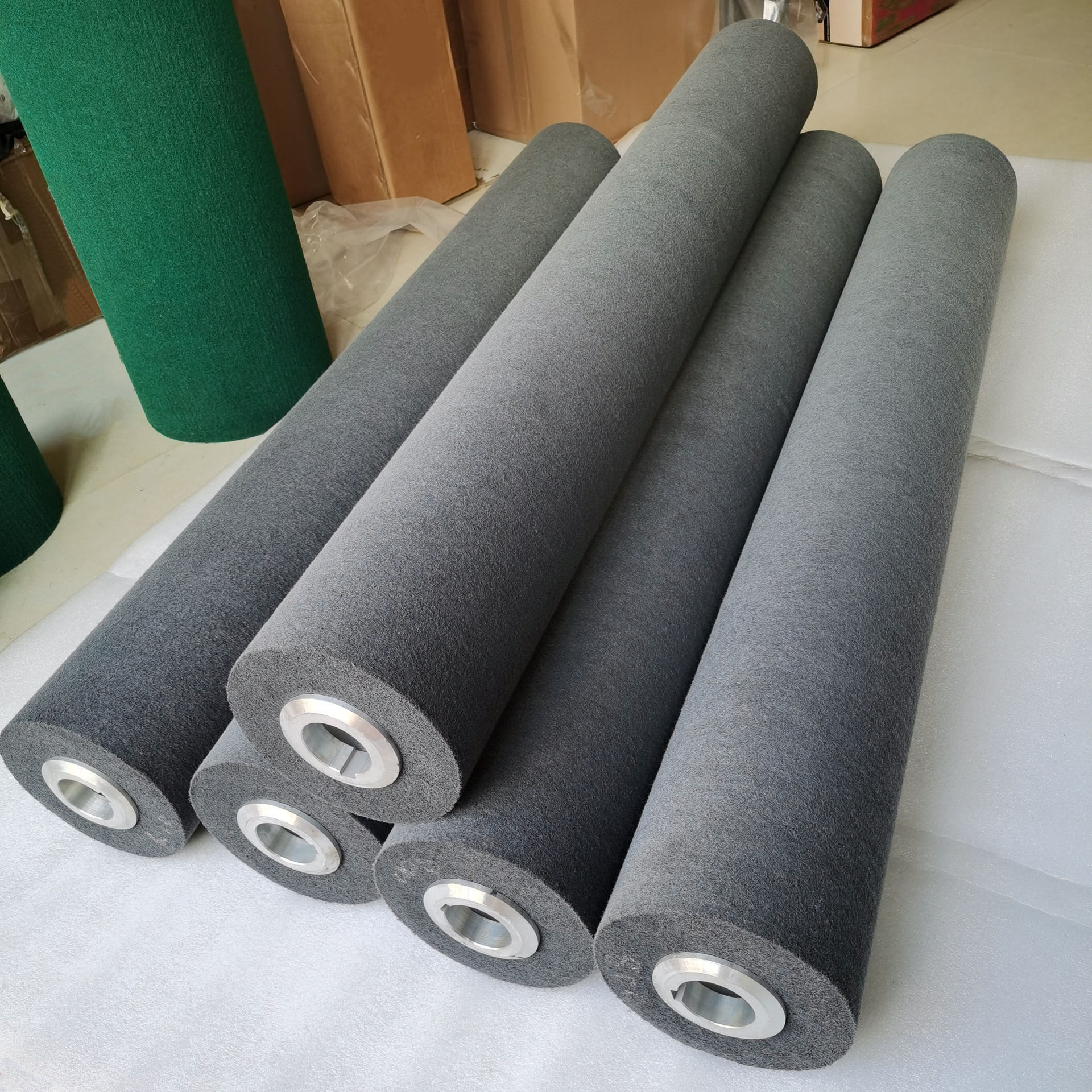 尼龙辊刷不织布刷轮金属抛光轮磨砂辊不织布抛光轮工业研磨辊批发