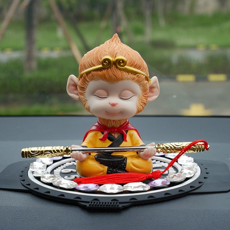 202新款齐天大圣车上中控台车载摇头公仔孙悟空车内饰品摆件男士