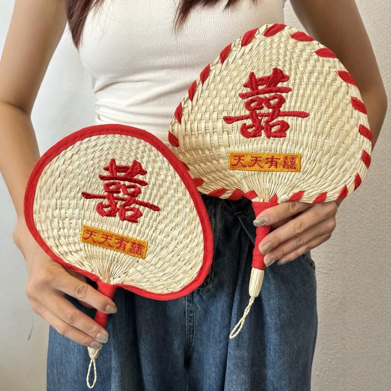 顺便买卖新娘晨袍拍照道具喜扇手摇扇手拿蒲扇喜字绣字草编扇子