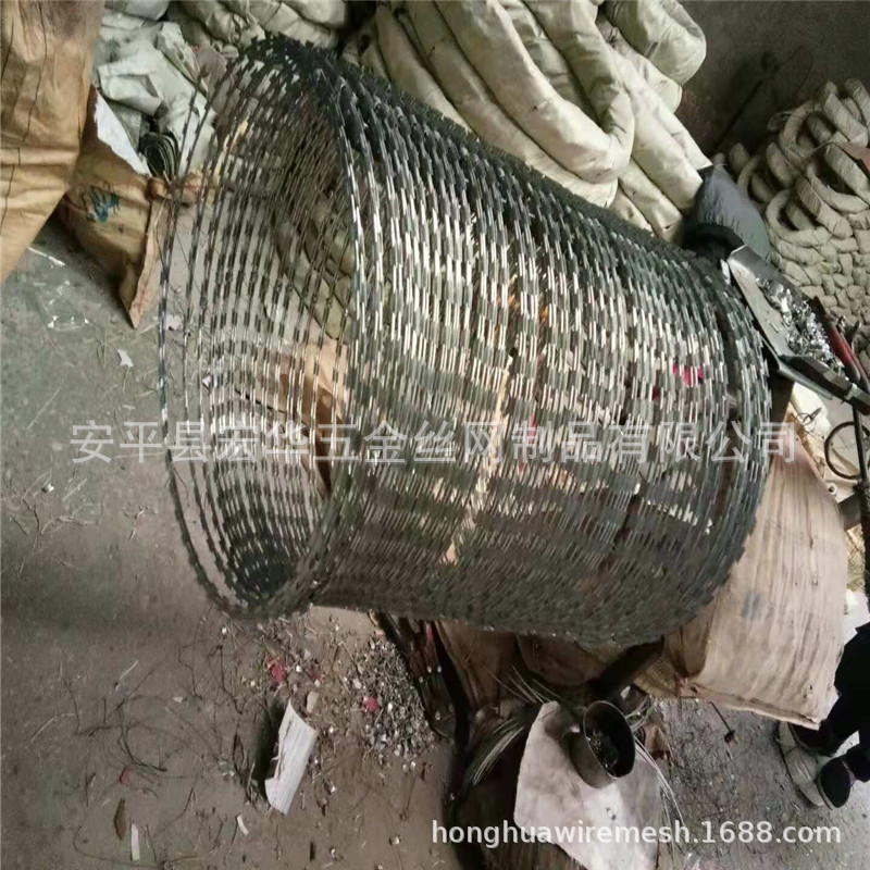 CBT-65刀片刺绳，刀片刺网，CBT-65海盗网，带刀片钢丝网图片