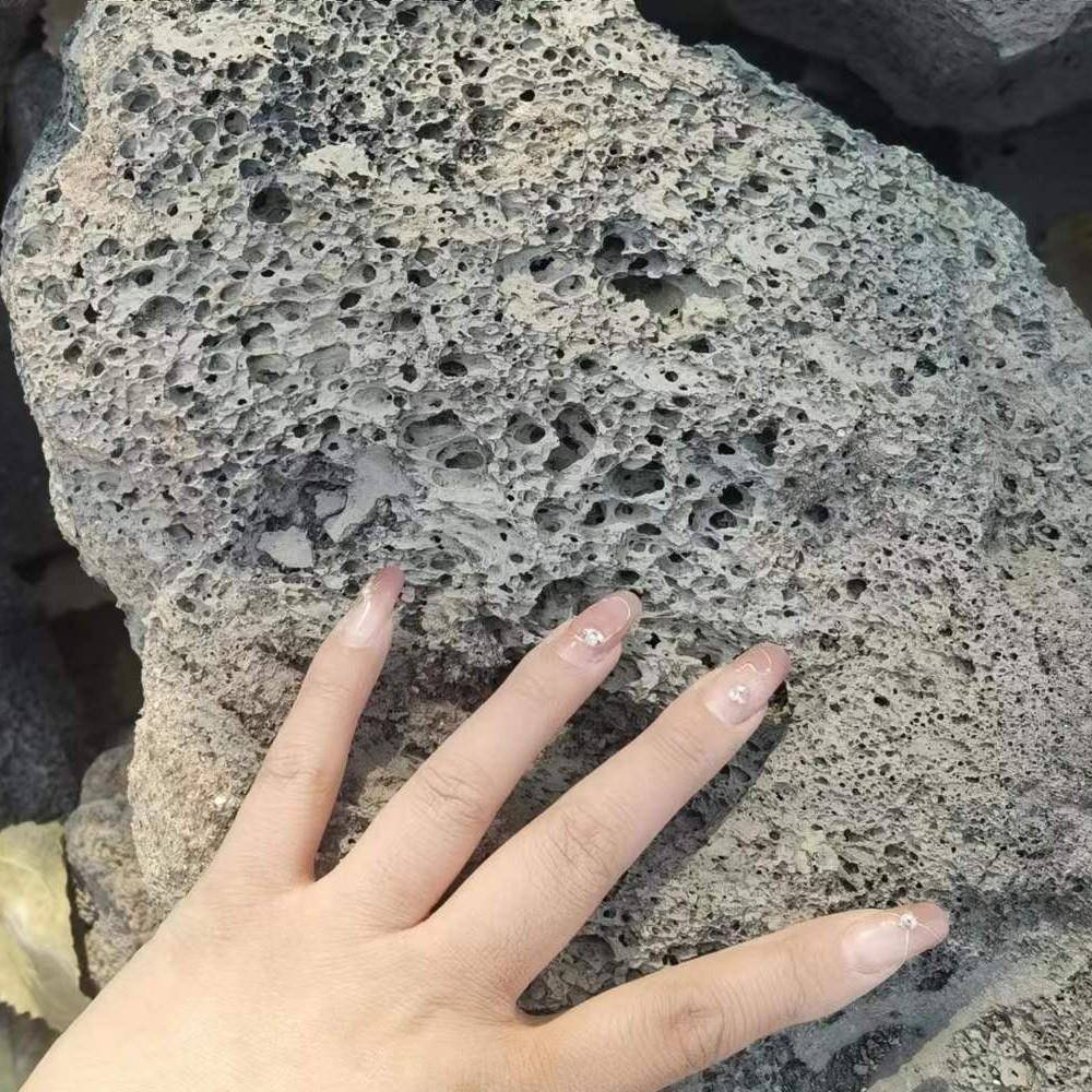 火山石颗粒多孔滤水铺面红色黑色大块火山岩造景假山火山石