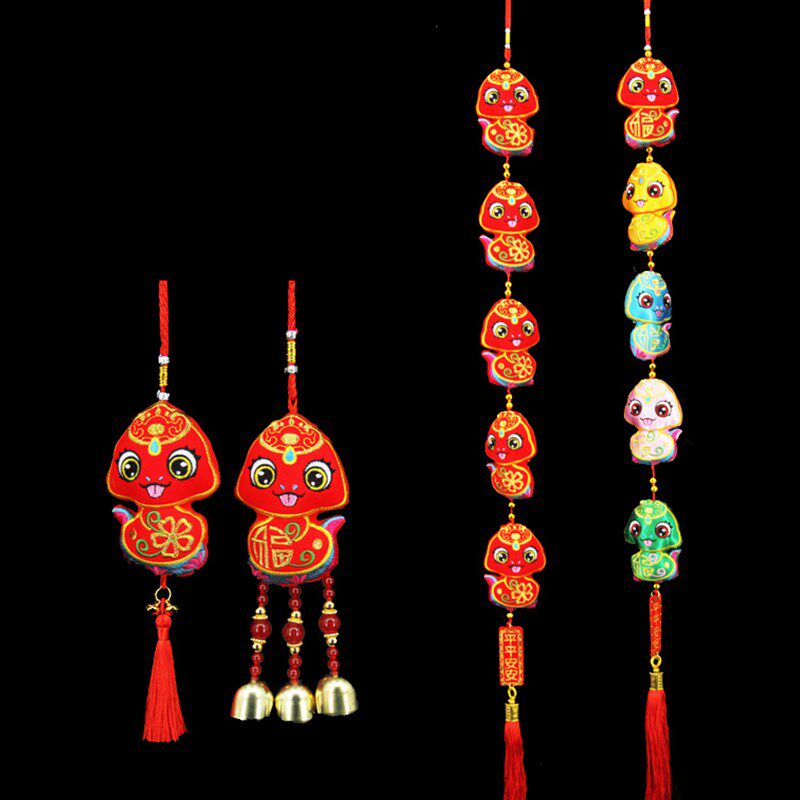 2025蛇年吉祥物新年公仔刺绣五彩蛇挂串生肖挂饰红色春节室内装饰