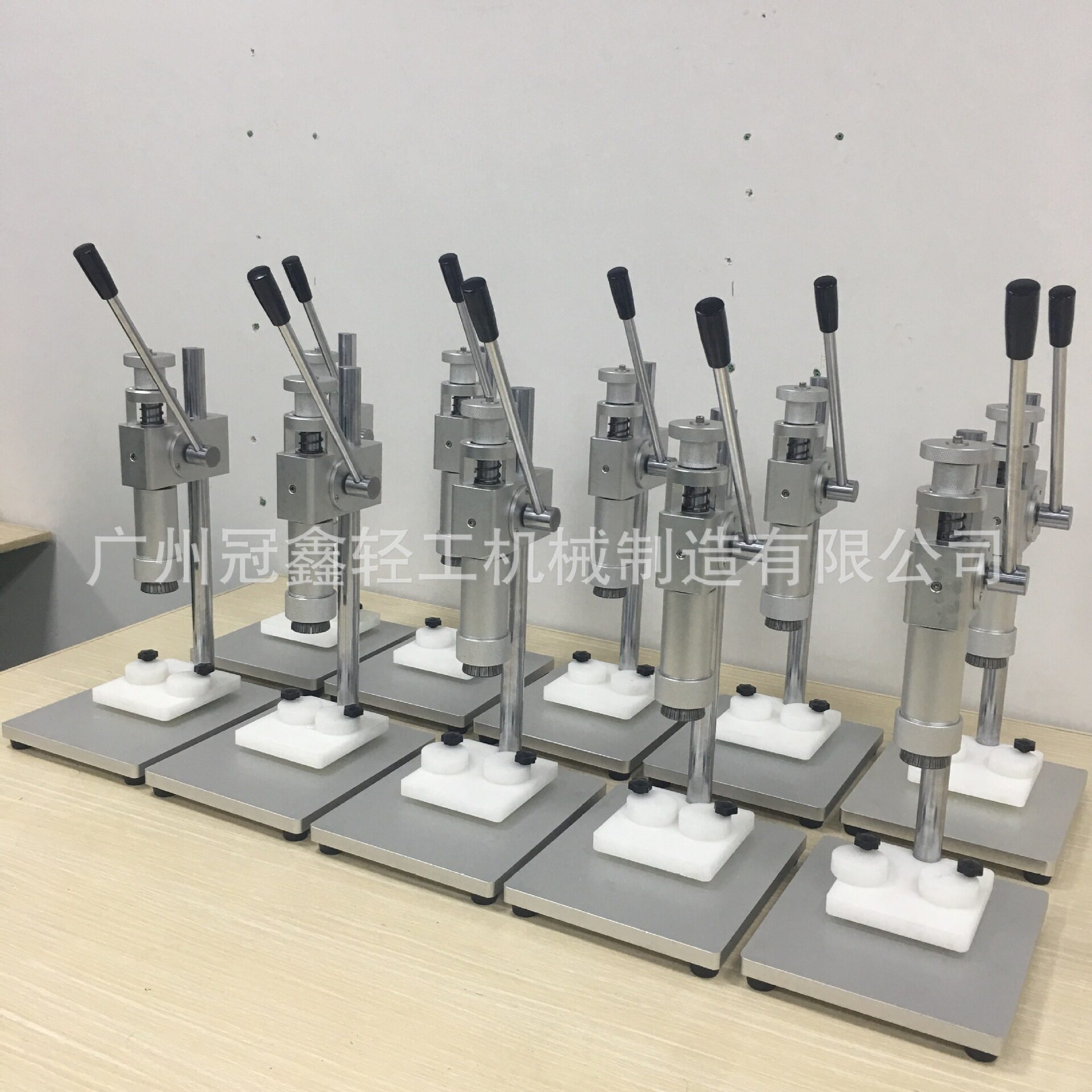 泵头喷雾瓶轧盖机手动香水封口机手动香水抓口机香水瓶收口机