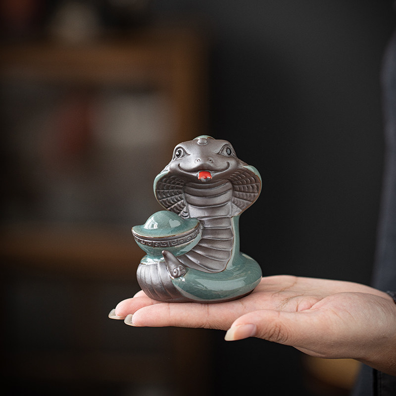 陶瓷小蛇摆件蛇年可爱生肖吉祥物创意可养茶玩茶宠桌面装饰工艺品