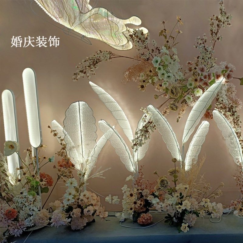 新款婚庆背景装饰道具羽毛灯发光芭蕉叶蝴蝶穿越路引婚礼橱窗舞台