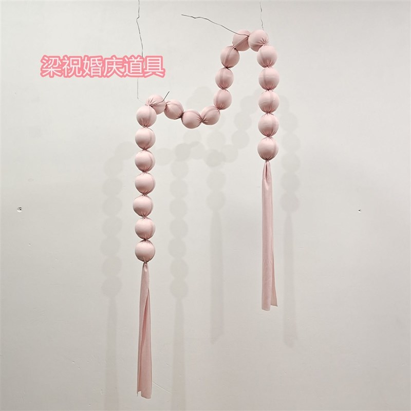 婚庆玫红布艺球串婚礼签到区橱窗美陈装饰玫红圆球白色挂饰道具