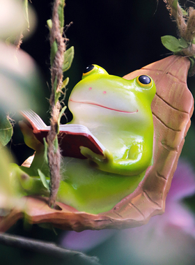 卡通小青蛙摆件阳台庭院幼儿园装饰品可爱动物看书秋千树上吊件