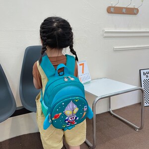 幼儿园儿童书包新款卡通可爱男童宝宝书包小女孩出游防走失背包