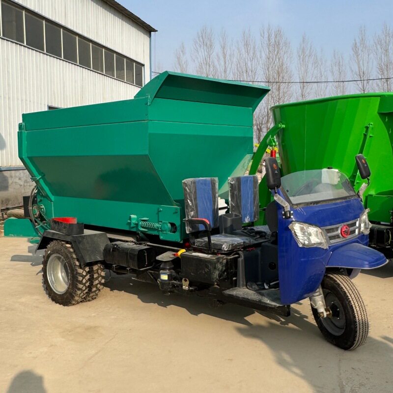 固态有机粪肥播撒车柴油三轮撒粪车立轴大容量果园施肥车