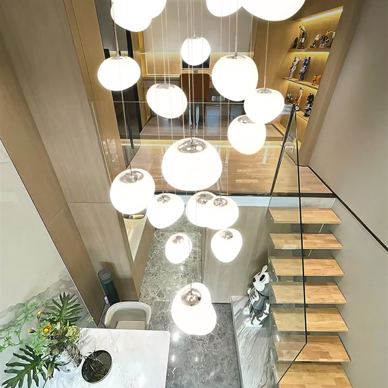 复式楼大吊灯客厅loft简约奶油风鹅卵石别墅跃层挑高楼梯长吊灯