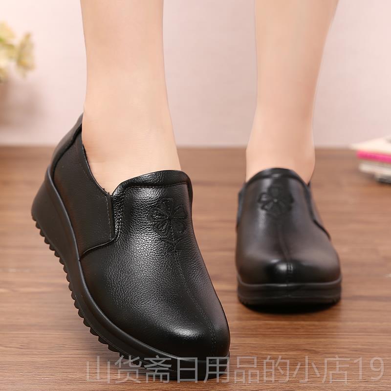 高档妈底妈鞋胖脚宽脚老年皮鞋女真中软防滑大码女鞋秋冬皮款单鞋