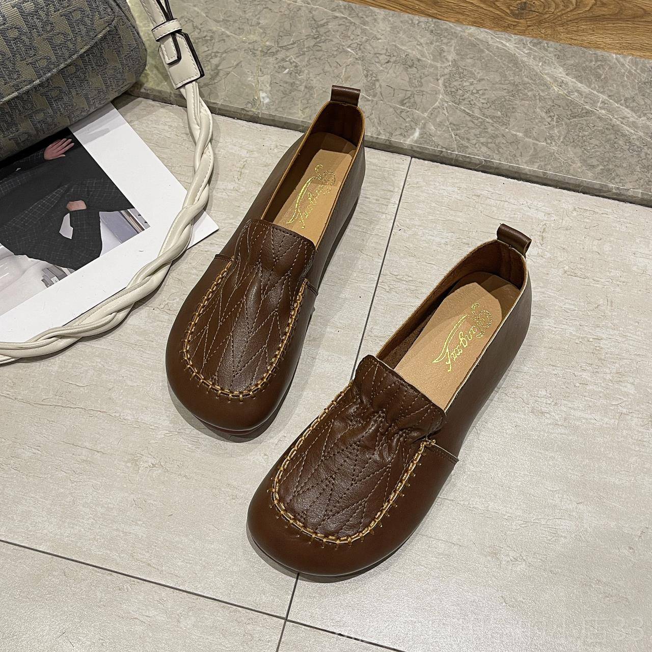 正品2025年春秋新款牛筋底软大女皮鞋复古妈老妈码鞋休闲中年软皮