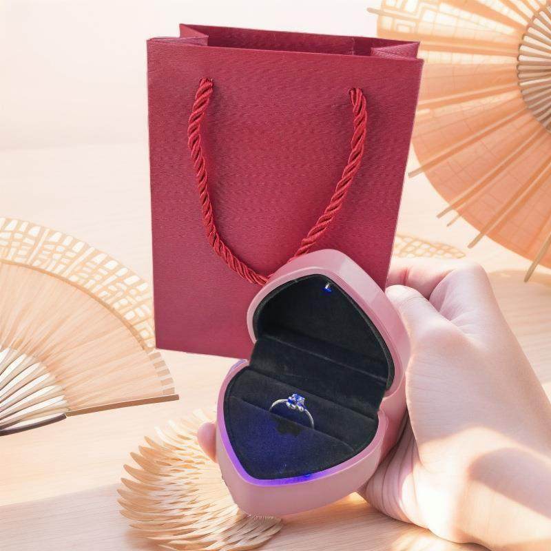 日本进口心形钻面带led灯戒指盒单烤漆首饰盒珠宝收纳吊坠饰品盒