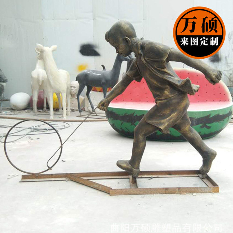 玻璃钢仿铜童趣推铁环雕塑