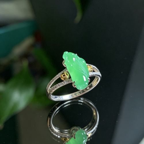 翠之匠甸A货冰种翡翠金蟾女戒