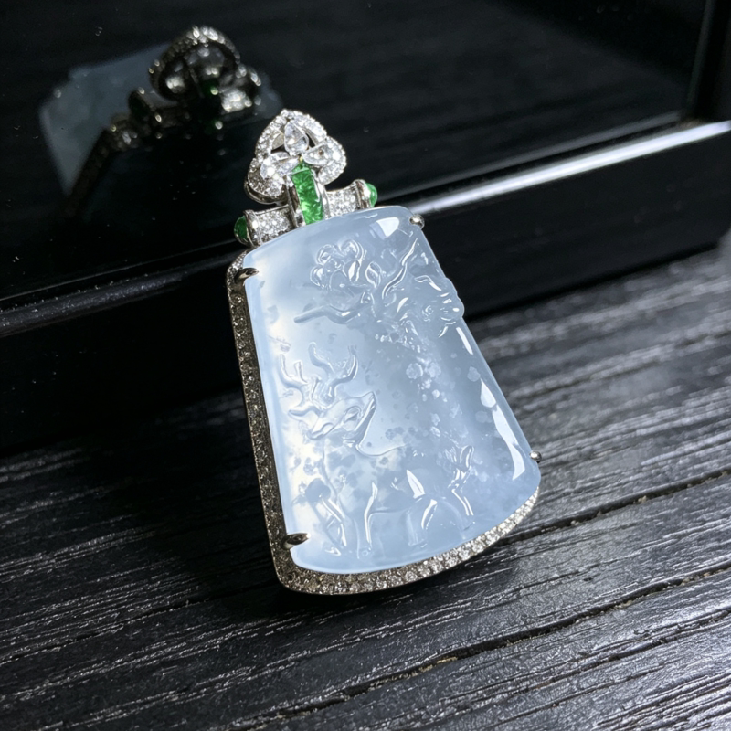 翠之匠翡翠A货18K金双盖镶嵌玻璃种木纳雪花棉鹿牌一路平安吊坠