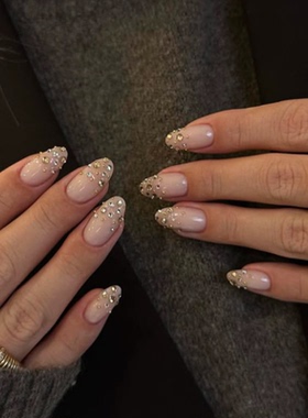 新年氛围闪钻海莉穿戴甲手工中长简约老钱美甲高级绝美杏仁指甲